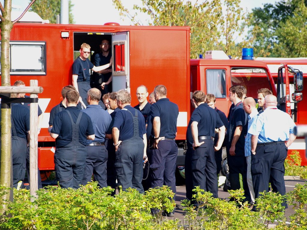 Feuer Koeln Ossendorf Butzweiler Hof neben IKEA P437.JPG